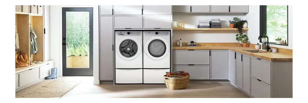 Electrolux - 5.1 cu. Ft  Front Load Washer in White - ELFW7337AW